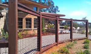 Деревянный каркас забора гармонично сочетается со сварной сеткой Деревянный каркас забора гармонично сочетается со сварной сеткой