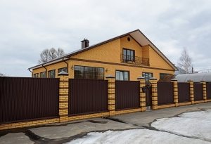 Конструкция из профилированного листа выглядит более солидно в сочетании с кирпичной кладкой Конструкция из профилированного листа выглядит более солидно в сочетании с кирпичной кладкой