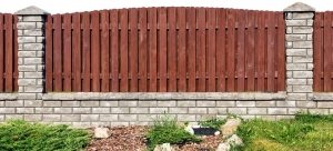 Евроштакетник для ограждений может быть различных цветов или с имитацией под натуральное дерево Евроштакетник для ограждений может быть различных цветов или с имитацией под натуральное дерево