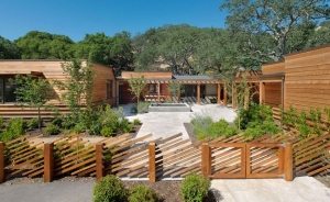 Необычное ограждение из диагонально расположенных планок Необычное ограждение из диагонально расположенных планок