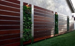 Применяя различные материалы, можно получить современный забор на металлическом основании Применяя различные материалы, можно получить современный забор на металлическом основании