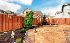 Устойчивый забор шахматка отлично закрывает двор от внешней суеты Устойчивый забор шахматка отлично закрывает двор от внешней суеты