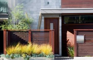 Забор по типу жалюзи представляет собой доски, расположенные горизонтально под небольшим углом Забор по типу жалюзи представляет собой доски, расположенные горизонтально под небольшим углом