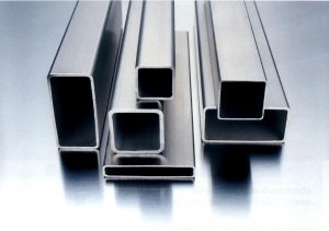 Для установки металлопрофиля в качестве столбов используется профилированная труба, преимущественно с квадратным сечением Для установки металлопрофиля в качестве столбов используется профилированная труба, преимущественно с квадратным сечением