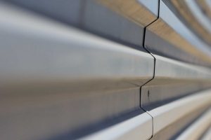 Стык листов профнастила с перекрытием крайней волны Стык листов профнастила с перекрытием крайней волны