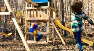 Рис. 3-1. Строительство деревянного игрового комплекса с горкой, качелями и песочницей в основании. Конструкция, готовая к эксплуатации Рис. 3-1. Строительство деревянного игрового комплекса с горкой, качелями и песочницей в основании. Конструкция, готовая к эксплуатации