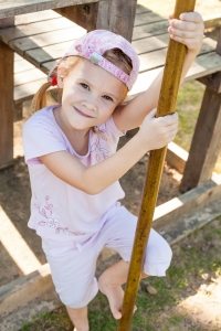 В конструкциях не допускается наличие торчащих болтов и гвоздей, а также острых углов В конструкциях не допускается наличие торчащих болтов и гвоздей, а также острых углов