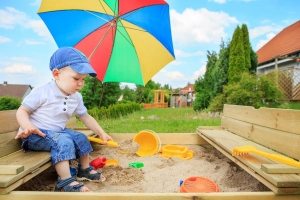 Раскладная песочница из дерева, установленная на придомовой территории Раскладная песочница из дерева, установленная на придомовой территории