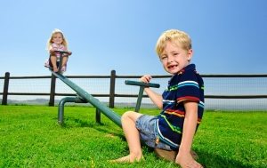 Качели-балансир, изготовленные из металла и дерева Качели-балансир, изготовленные из металла и дерева