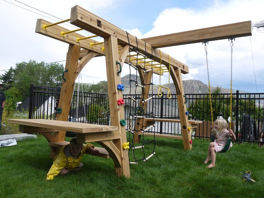 Детский спортивно-игровой комплекс из дерева с качелями подвесного типа