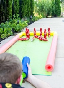 Пластиковые бутылки можно использовать в детских забавах, а также для создания аксессуаров для игровой площадки Пластиковые бутылки можно использовать в детских забавах, а также для создания аксессуаров для игровой площадки