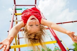 Позаботьтесь о покрытии на детской площадке, чтобы повысить уровень безопасности во время активных игр Позаботьтесь о покрытии на детской площадке, чтобы повысить уровень безопасности во время активных игр