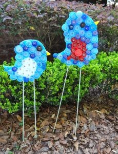 Элементы декора детской площадки, созданные из пробок от пластиковых бутылок Элементы декора детской площадки, созданные из пробок от пластиковых бутылок