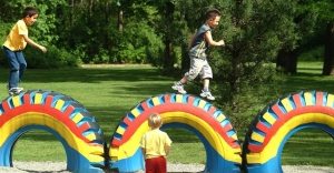 Полоса препятствий из автомобильных шин, покрытых яркими орнаментами Полоса препятствий из автомобильных шин, покрытых яркими орнаментами