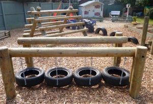 Детская спортивная площадка из бревен и старых автомобильных покрышек Детская спортивная площадка из бревен и старых автомобильных покрышек