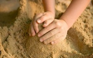 Песок, предназначенный для детских игр, должен быть очищенным и хорошо просеянным Песок, предназначенный для детских игр, должен быть очищенным и хорошо просеянным