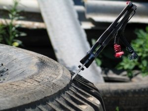 Использованные автомобильные шины просты в обработке – они отлично режутся острым ножом Использованные автомобильные шины просты в обработке – они отлично режутся острым ножом