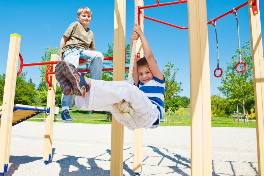 Игры на спортивной детской площадке будут способствовать укреплению мышц ребенка, общему оздоровлению организма
