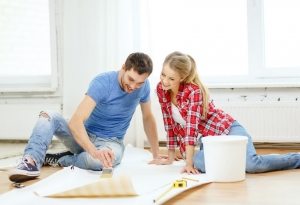 Подготовленный клей нужно нанести сначала на стену, а затем на полотно фотообоев Подготовленный клей нужно нанести сначала на стену, а затем на полотно фотообоев