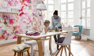 Яркие фотообои в гостиной гармонично сочетаются с белоснежными стенами и светлой мебелью Яркие фотообои в гостиной гармонично сочетаются с белоснежными стенами и светлой мебелью