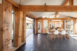 В оформлении дома использована натуральная древесина и современные отделочные материалы В оформлении дома использована натуральная древесина и современные отделочные материалы