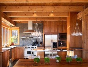 Мебель из дерева и массивные элементы отделки в кухне-столовой Мебель из дерева и массивные элементы отделки в кухне-столовой