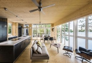 Кухня-гостиная деревянного дома из бруса выполнена в современном стиле Кухня-гостиная деревянного дома из бруса выполнена в современном стиле