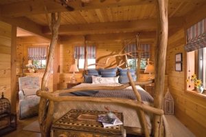 Спальная комната выполнена в стиле "русской избы" Спальная комната выполнена в стиле "русской избы"