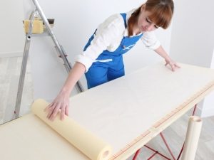 При поклейке полотен с бумажной подложкой - клей наносится и на обои, и на стены При поклейке полотен с бумажной подложкой - клей наносится и на обои, и на стены