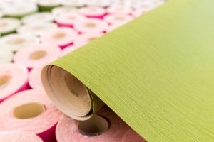 Преимущество обоев на флизелиновой основе в том, что на полотно не нужно наносить клей, а только на стены Преимущество обоев на флизелиновой основе в том, что на полотно не нужно наносить клей, а только на стены