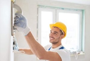 Для подготовки неровных стен применяется штукатурный раствор Для подготовки неровных стен применяется штукатурный раствор