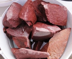 Кварцит отличается красивым и очень богатым оттенком, что позволяет использовать его как верхний камень Кварцит отличается красивым и очень богатым оттенком, что позволяет использовать его как верхний камень