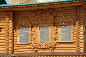 Регулярный уход за оконными наличниками обеспечит их красивый внешний вид на долгое время Регулярный уход за оконными наличниками обеспечит их красивый внешний вид на долгое время