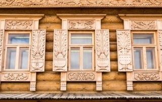 Наличники на окна в деревянном доме: дополнительное украшение фасада