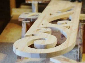 Наличники на окна своими руками, шаг 4: готовый наличник можно затонировать морилкой или сразу покрыть его атмосферостойким лаком Наличники на окна своими руками, шаг 4: готовый наличник можно затонировать морилкой или сразу покрыть его атмосферостойким лаком