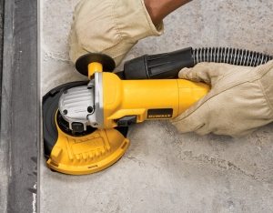 Следует удалить все неровности основания с помощью шлифовальной машинки Следует удалить все неровности основания с помощью шлифовальной машинки