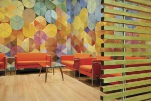 Обои с пестрым фоном помогут скрыть некоторые изъяны поверхности стены Обои с пестрым фоном помогут скрыть некоторые изъяны поверхности стены