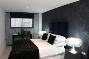 Оформление стен темными обоями в современном стиле позволяет создать неповторимый индивидуальный дизайн Оформление стен темными обоями в современном стиле позволяет создать неповторимый индивидуальный дизайн