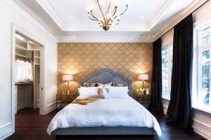 Обои с золотым тиснением в оформлении спальни Обои с золотым тиснением в оформлении спальни