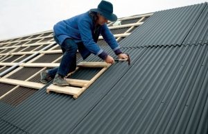 С процессом покрытия крыши ондулином можно справиться, не обладая специальными строительными навыками