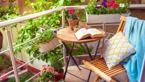 Сочетание деревянной мебели и цветущих растений окунает в приятную атмосферу Сочетание деревянной мебели и цветущих растений окунает в приятную атмосферу