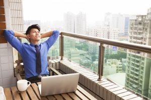 Импровизированный кабинет на открытом балконе увеличивает продуктивность, благодаря постоянному потоку свежего воздуха Импровизированный кабинет на открытом балконе увеличивает продуктивность, благодаря постоянному потоку свежего воздуха