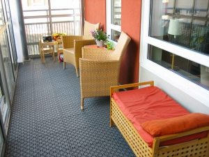 Хорошо сочетается яркая декоративная штукатурка на стенах и плитка с орнаментом в качестве напольного покрытия Хорошо сочетается яркая декоративная штукатурка на стенах и плитка с орнаментом в качестве напольного покрытия