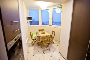 Присоединение лоджии к кухне создает просторное и функциональное помещение Присоединение лоджии к кухне создает просторное и функциональное помещение