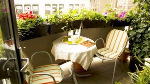 Если лоджия не имеет остекления, то расположить цветы можно на перилах Если лоджия не имеет остекления, то расположить цветы можно на перилах