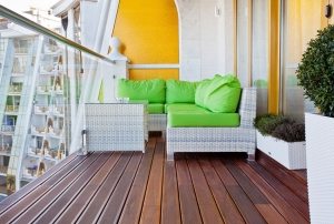 Деревянный пол хорошо гармонирует с плетеной мебелью Деревянный пол хорошо гармонирует с плетеной мебелью