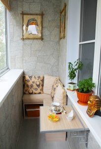 Лоджия с отделкой под камень и комфортной зоной отдыха Лоджия с отделкой под камень и комфортной зоной отдыха