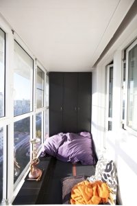 Практичная отделка черной плиткой и белыми ПВХ-панелями на стене и потолке Практичная отделка черной плиткой и белыми ПВХ-панелями на стене и потолке