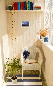 Для отделки стен на лоджии использована вагонка Для отделки стен на лоджии использована вагонка