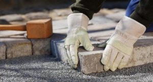 Отмостку вокруг дома можно сделать своими руками, даже не имея большого опыта в строительстве Отмостка своими руками: пошаговая инструкция и советы для строительства